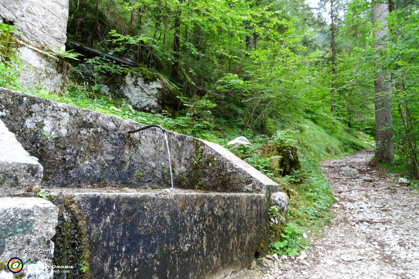 82 A questa fontana bevo e prendo a sx mulattiera per Piazzatorre.JPG